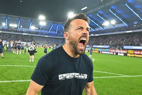 Paderborns Trainer Ralf Kettemann bejubelt den Aufstieg. Foto: Swen Pförtner/dpa