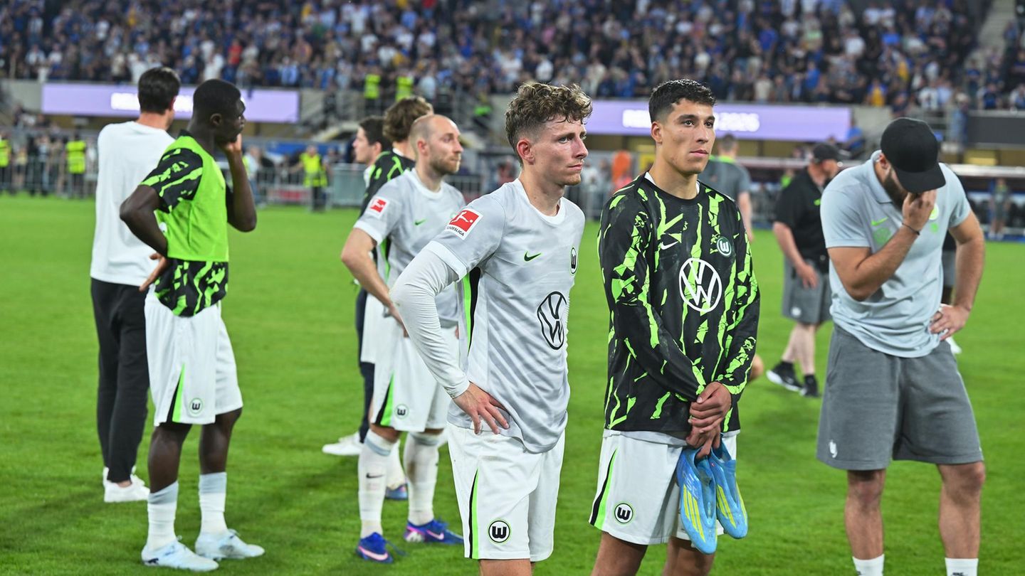 Die Spieler des VfL Wolfsburg stehen nach dem Abstieg mit betretenen Mienen auf dem Rasen