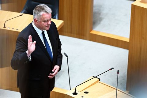 Vor gut einer Woche wurde Gordon Schnieder vereidigt. (Archivbild) Foto: Jennifer Brückner/dpa