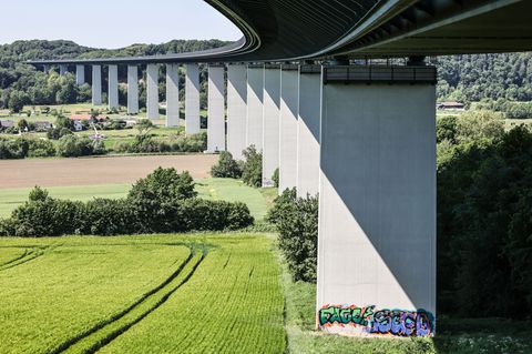 Auf 1,8 Kilometern Länge überspannt die Mintarder Brücke das Ruhr-Tal bei Mülheim/Ruhr. Foto: Oliver Berg/dpa