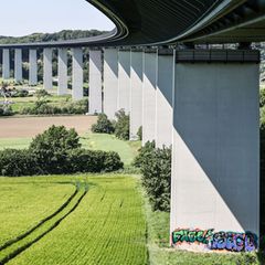 Auf 1,8 Kilometern Länge überspannt die Mintarder Brücke das Ruhr-Tal bei Mülheim/Ruhr. Foto: Oliver Berg/dpa