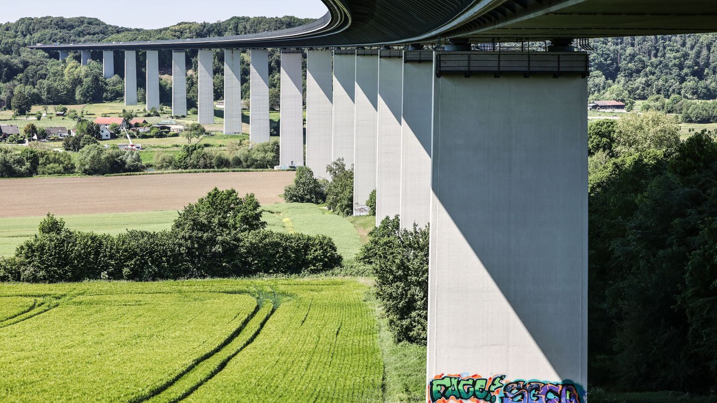 Auf 1,8 Kilometern Länge überspannt die Mintarder Brücke das Ruhr-Tal bei Mülheim/Ruhr. Foto: Oliver Berg/dpa