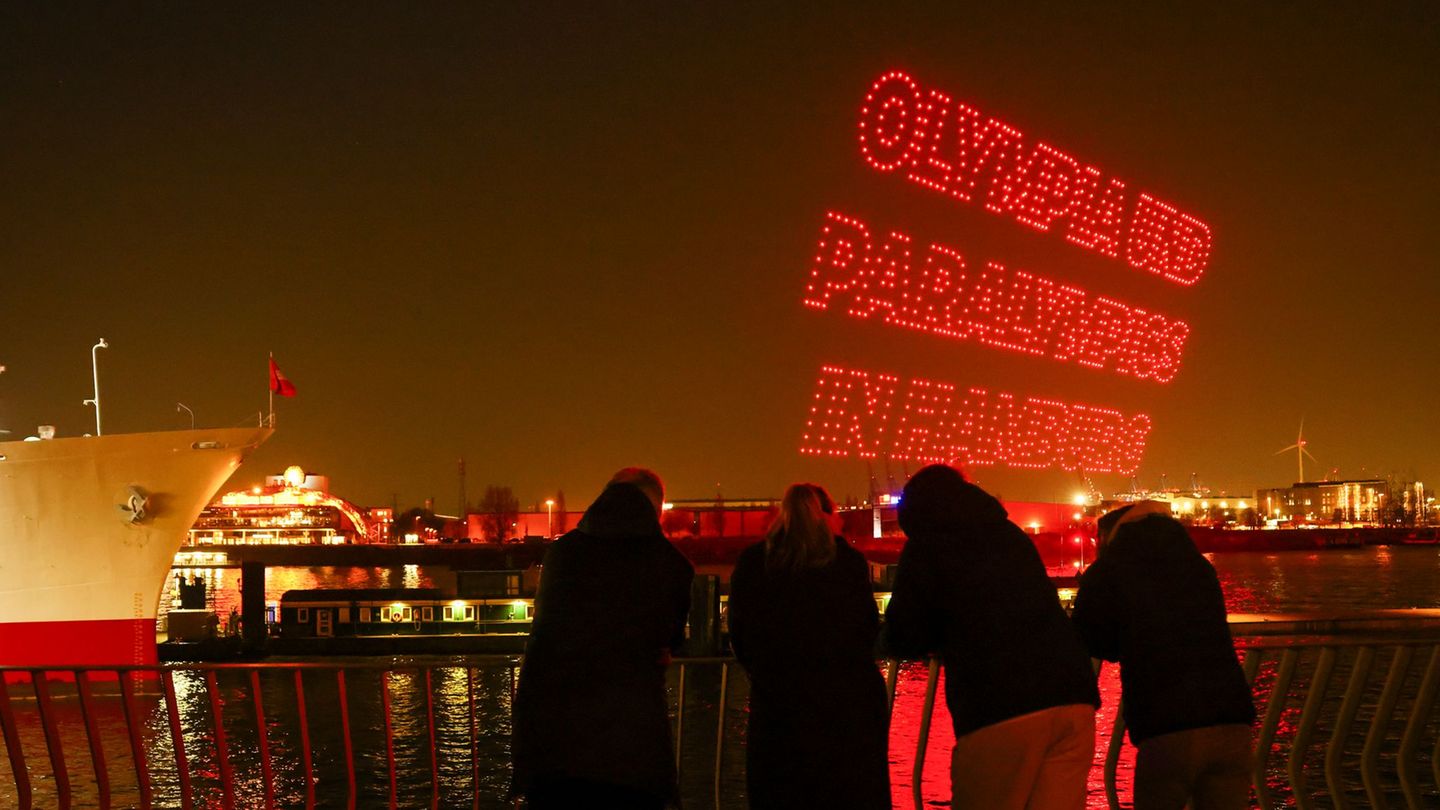 Eine Aktion während der Olympia-Kampagne an den Landungsbrücken. (Archivbild) Foto: Christian Charisius/dpa