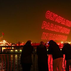 Eine Aktion während der Olympia-Kampagne an den Landungsbrücken. (Archivbild) Foto: Christian Charisius/dpa