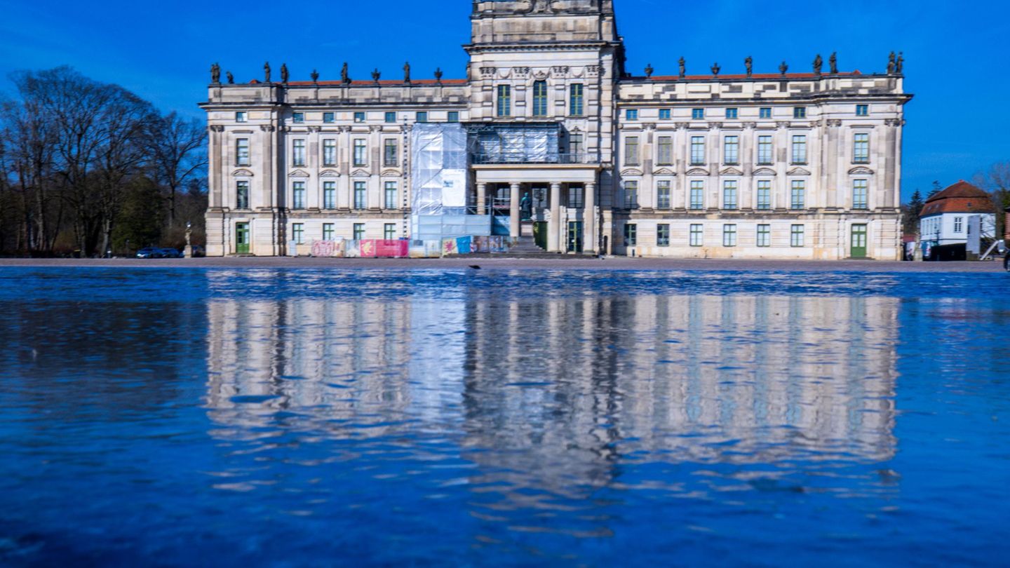 Schloss Ludwigslust ist das Herz einer barocken Anlage, die jährlich Zehntausende Besucher anzieht. (Archivbild) Foto: Jens Bütt