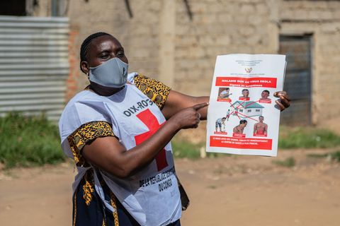 Helfer des Roten Kreuzes betreiben Aufklärung über Ebola - aber zahlreiche Menschen in der betroffenen Region halten die Krankhe