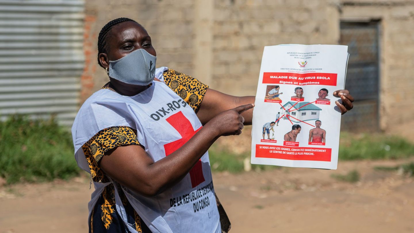 Helfer des Roten Kreuzes betreiben Aufklärung über Ebola - aber zahlreiche Menschen in der betroffenen Region halten die Krankhe