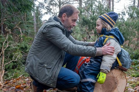 "In aller Freundschaft: Bruch": Dr. Kai Hoffmann (Julian Weigend, l.) unternimmt gerade eine Wanderung mit seinem Sohn Emil (L