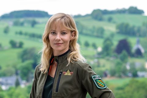 Als Försterin Saskia Bergelt steht Teresa Weißbach im ZDF-"Erzgebirgskrimi" regelmäßig den Ermittlern zur Seite. (Archivbild) Fo