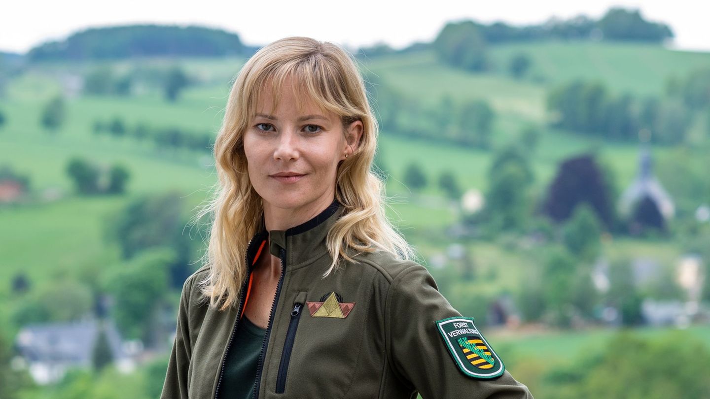 Als Försterin Saskia Bergelt steht Teresa Weißbach im ZDF-"Erzgebirgskrimi" regelmäßig den Ermittlern zur Seite. (Archivbild) Fo