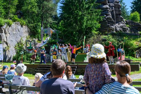 Auch im Naturtheater Greifensteine gibt es wieder Sommertheater. (Archivbild) Foto: Hendrik Schmidt/dpa