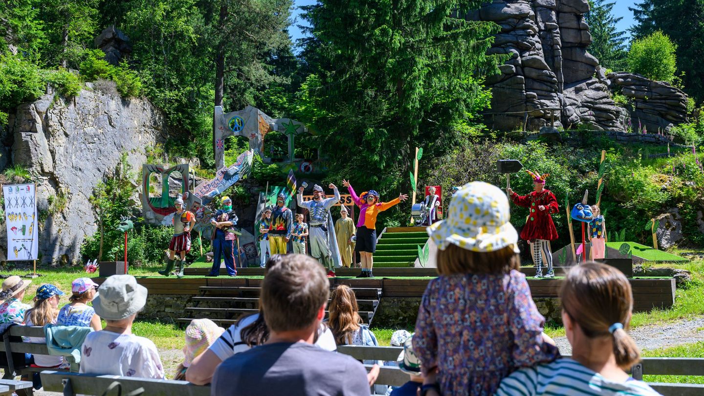 Auch im Naturtheater Greifensteine gibt es wieder Sommertheater. (Archivbild) Foto: Hendrik Schmidt/dpa