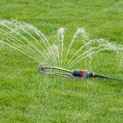 Die Stadtwerke rufen die Bürger zum Wassersparen auf. Auf das Bewässern von Rasen solle verzichtet werden. Foto: Silas Stein/dpa