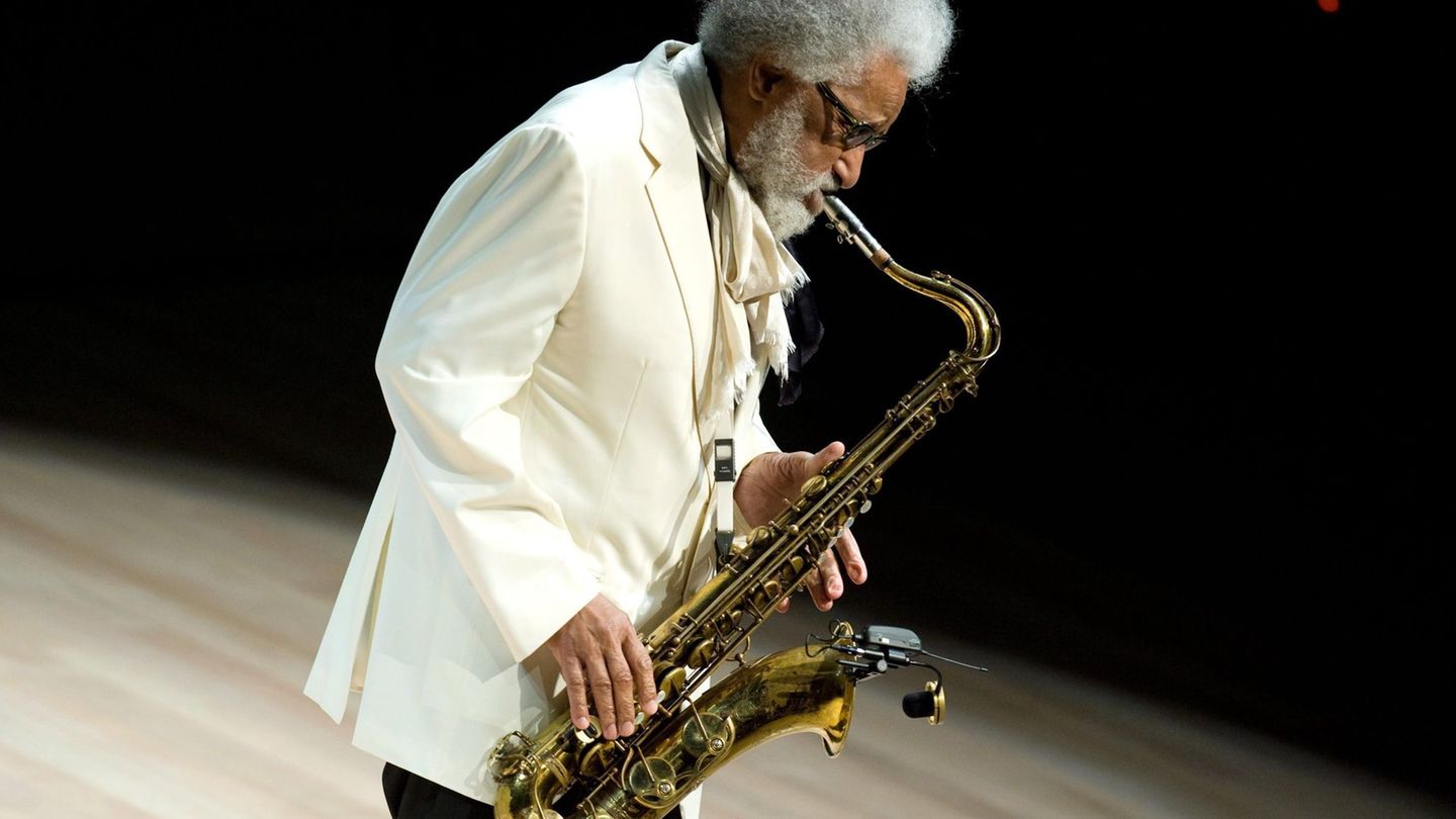 Der Jazz-Saxofonist Sonny Rollins ist im Alter von 95 Jahren gestorben. (Archivbild) Foto: Peter Kollanyi/MTI/dpa