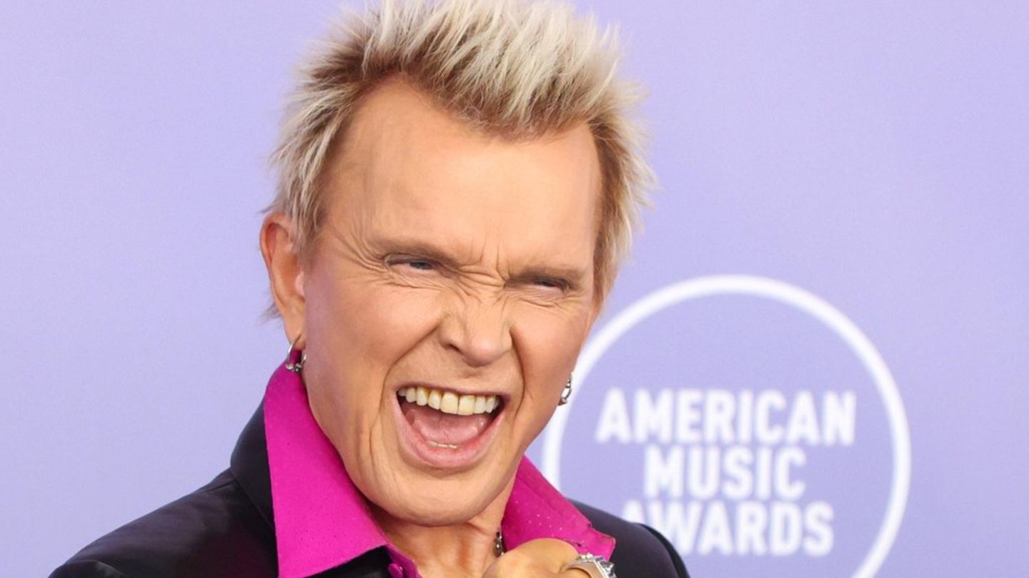 Billy Idol freut sich über seine Auszeichnung bei den American Music Awards am 25. Mai in Las Vegas.