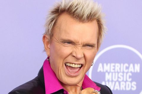 Billy Idol freut sich über seine Auszeichnung bei den American Music Awards am 25. Mai in Las Vegas.