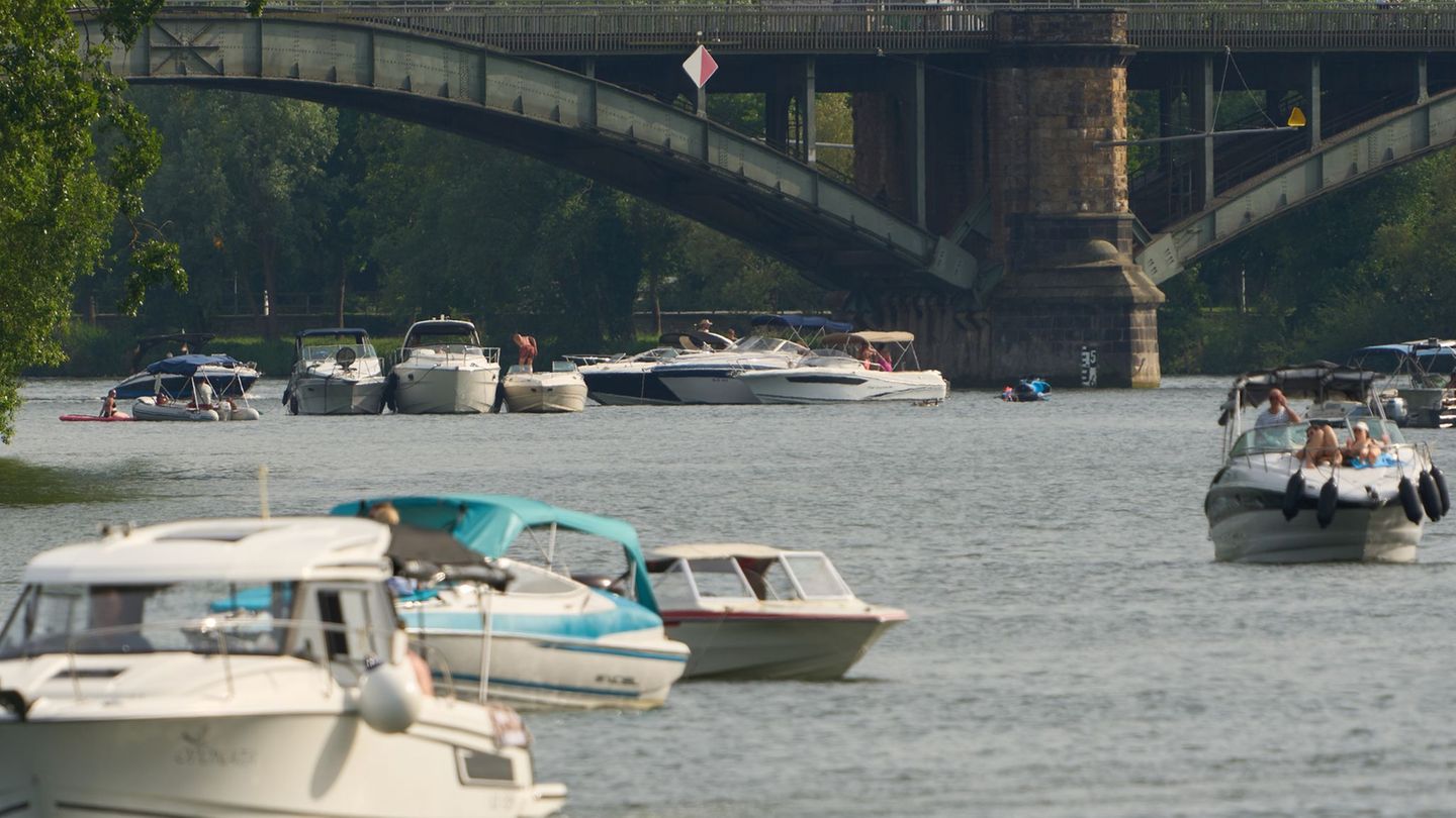 Die sommerlichen Temperaturen am langen Wochenende lockten viele Menschen an die Flüsse und Seen. Foto: Thomas Frey/dpa