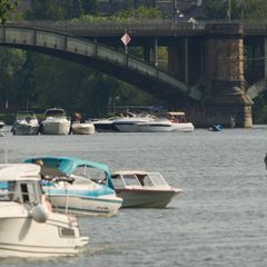 Die sommerlichen Temperaturen am langen Wochenende lockten viele Menschen an die Flüsse und Seen. Foto: Thomas Frey/dpa