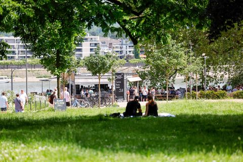 Die sommerlichen Temperaturen locken die Menschen auch den Rest der Woche nach draußen ins Grüne. Foto: Thomas Banneyer/dpa