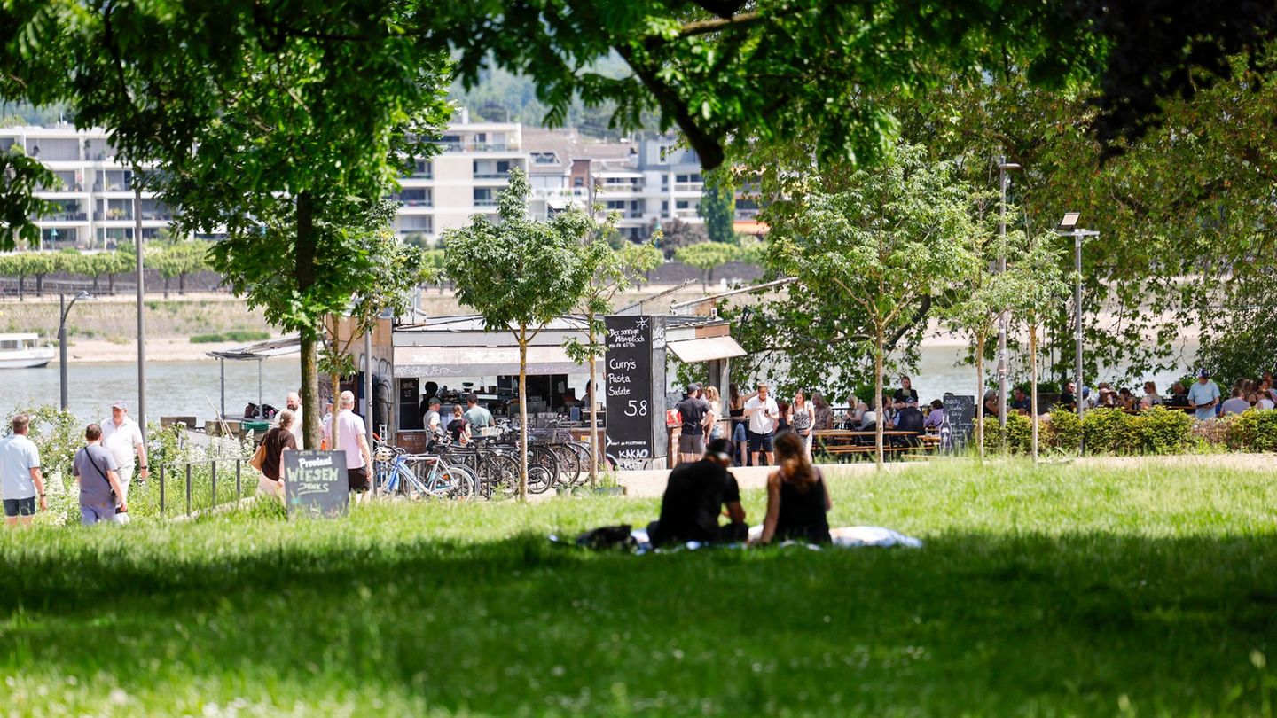 Die sommerlichen Temperaturen locken die Menschen auch den Rest der Woche nach draußen ins Grüne. Foto: Thomas Banneyer/dpa