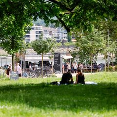 Die sommerlichen Temperaturen locken die Menschen auch den Rest der Woche nach draußen ins Grüne. Foto: Thomas Banneyer/dpa