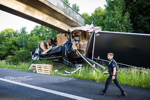 Bei einem schweren Unfall mit zwei Todesopfern auf der A2 waren 40 Einsatzkräfte im Einsatz. Foto: Moritz Frankenberg/dpa