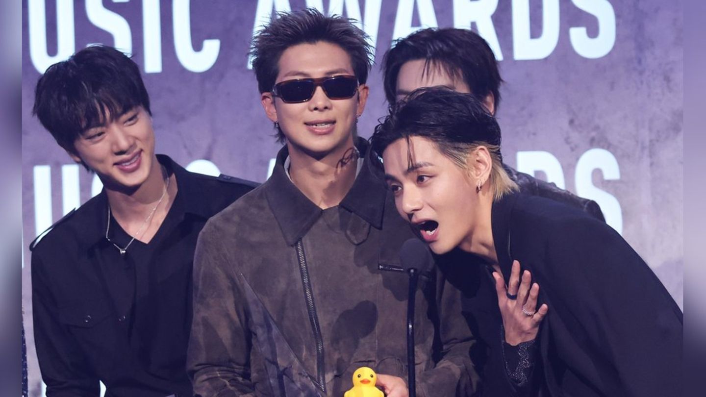 Jin, RM und V von BTS freuen sich über ihre American Music Awards.