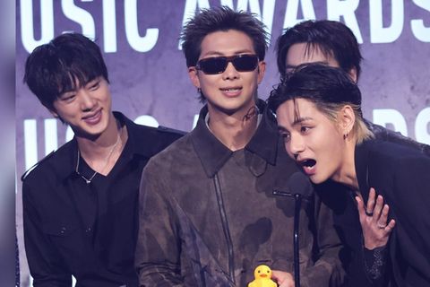 Jin, RM und V von BTS freuen sich über ihre American Music Awards.