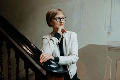 Franziska Brantner lehnt an ein Treppengeländer
