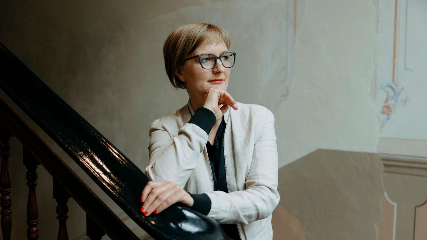 Franziska Brantner lehnt an ein Treppengeländer