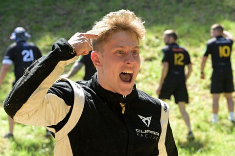 Ein deutscher Mann gewinnt zum dritten Mal beim traditionellen Käserennen in England.