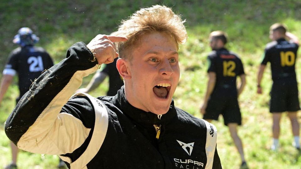 Ein deutscher Mann gewinnt zum dritten Mal beim traditionellen Käserennen in England.