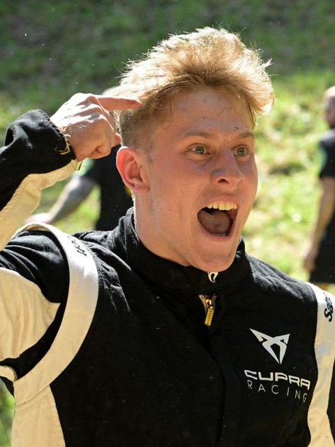 Ein deutscher Mann gewinnt zum dritten Mal beim traditionellen Käserennen in England.