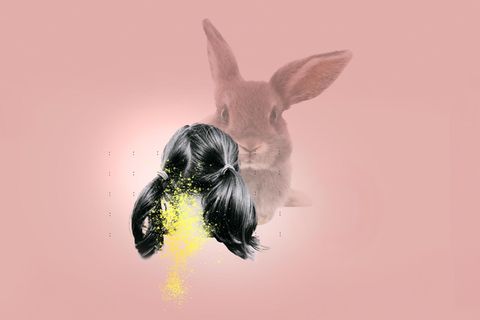 Illustratio: Mädchen mit Fieber, Wunde am Nacken und einem Hasen im Hintergrund