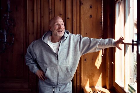 Matthias Sammer steht in einem Gasthof bei München vor dem Fenster und blickt in den Innenhof