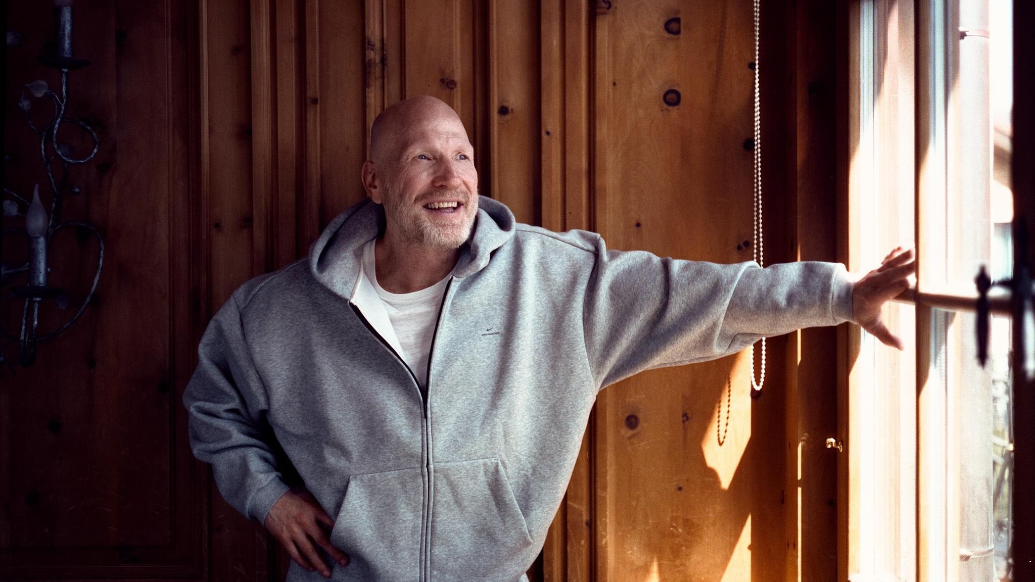 Matthias Sammer steht in einem Gasthof bei München vor dem Fenster und blickt in den Innenhof
