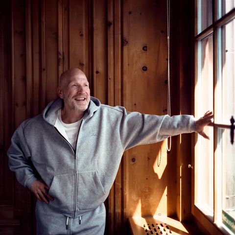 Matthias Sammer steht in einem Gasthof bei München vor dem Fenster und blickt in den Innenhof