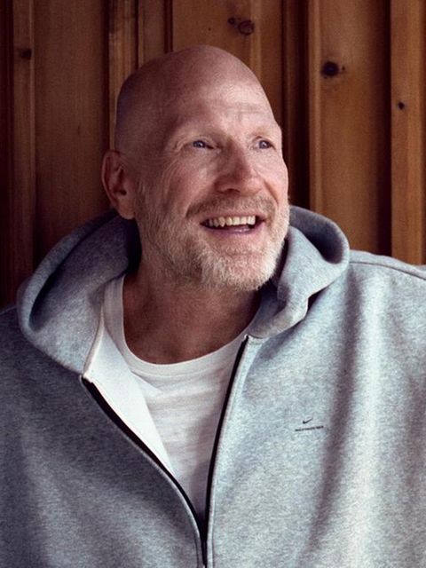 Matthias Sammer steht in einem Gasthof bei München vor dem Fenster und blickt in den Innenhof