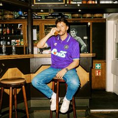 Podcaster Tommi Schmitt sitzt für ein Fotoshooting in einer Kölner Kneipe