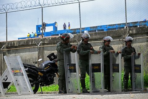 Sicherheitskräfte vor dem Gefängnis in Barinas