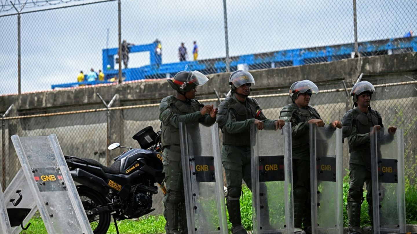 Sicherheitskräfte vor dem Gefängnis in Barinas
