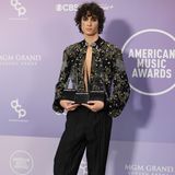 Mit tiefem Ausschnitt und Glitzer-Pailletten auf der Bluse zeigte sich der New Yorker Musiker Sombr. Der 20-Jährige feierte dieses Jahr seinen Durchbruch, legte auf der Bühne eine Rock-Show inklusive Regen-Elementen hin und nahm ebenfalls drei Preise mit, unter anderem den für den besten Rock/Alternative-Song.