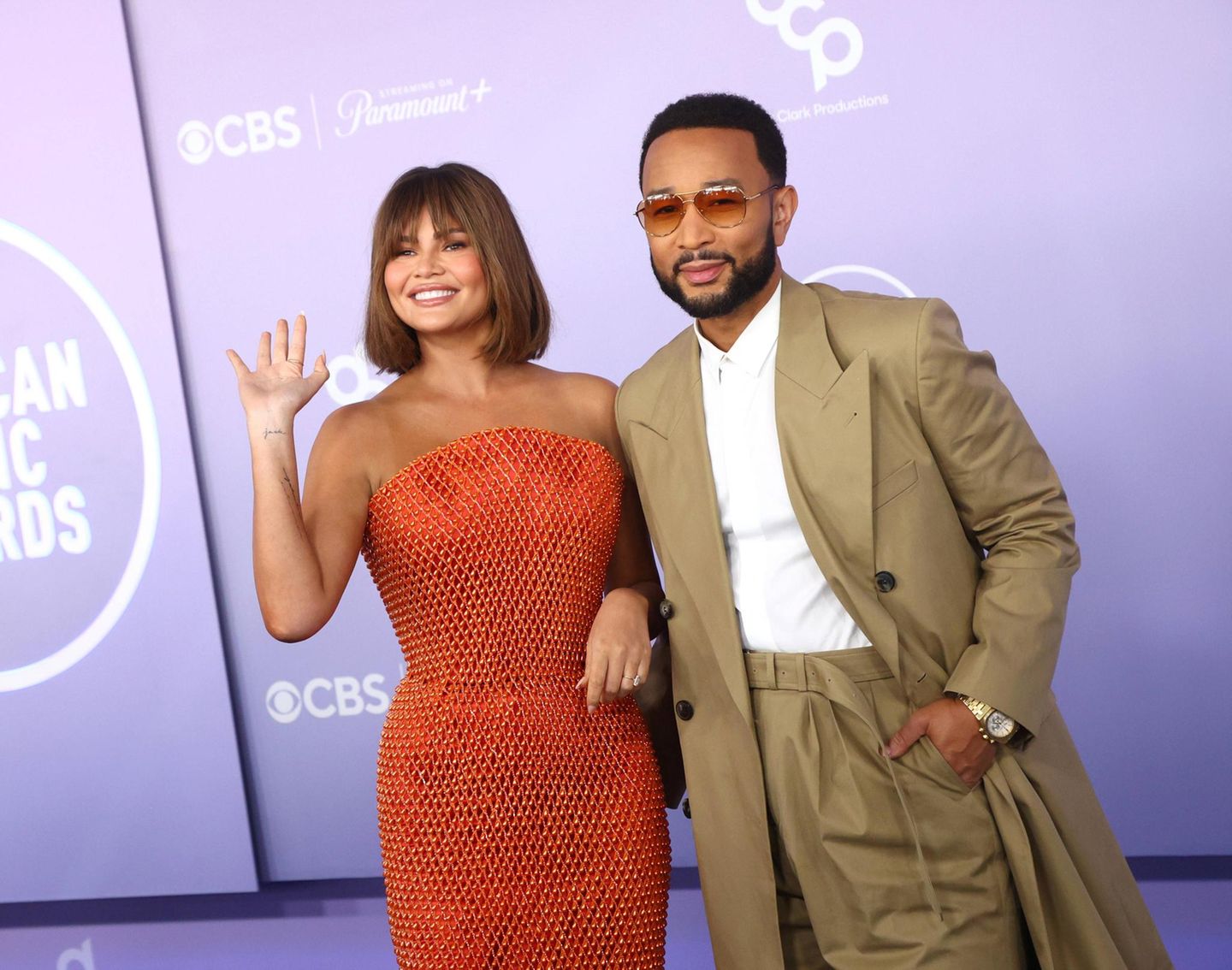 Hier gab es eine Kleiderpanne: John Legend und seine Frau Chrissy Teigen waren als Gäste geladen, der Sänger durfte einen Preis überreichen. Teigens orangefarbenes Netzkleid blieb nicht ohne Tücken: Ihr Stiletto verfing sich in einer der Maschen, sodass das Paar etwas länger als geplant auf dem roten Teppich verweilen musste.