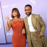 Hier gab es eine Kleiderpanne: John Legend und seine Frau Chrissy Teigen waren als Gäste geladen, der Sänger durfte einen Preis überreichen. Teigens orangefarbenes Netzkleid blieb nicht ohne Tücken: Ihr Stiletto verfing sich in einer der Maschen, sodass das Paar etwas länger als geplant auf dem roten Teppich verweilen musste.
