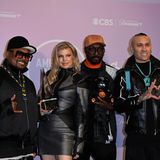 … tauchten die Black Eyed Peas auf. Die Band rund um Sängerin Fergie feierte in den 2000ern ihre größten Erfolge. Vor 16 Jahren war ihr Hit „Rock Your Body“ erschienen und der wurde nun zum Besten Throwback-Song gewählt.