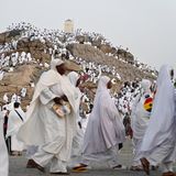 Mekka, Saudi-Arabien. Mehr als 1,5 Millionen Muslime nehmen in diesem Jahr an der mehrtägigen Pilgerfahrt Hadsch teil. In Weiß gekleidet haben Gläubige den Berg Arafat erklommen und dort gebetet. Auf dem rund 70 Meter hohen Hügel soll der Prophet Mohammed seine letzte Predigt gehalten haben. 