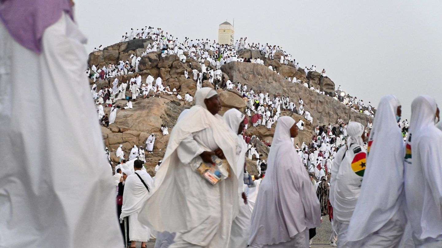 Mekka, Saudi-Arabien. Mehr als 1,5 Millionen Muslime nehmen in diesem Jahr an der mehrtägigen Pilgerfahrt Hadsch teil. In Weiß gekleidet haben Gläubige den Berg Arafat erklommen und dort gebetet. Auf dem rund 70 Meter hohen Hügel soll der Prophet Mohammed seine letzte Predigt gehalten haben. 
