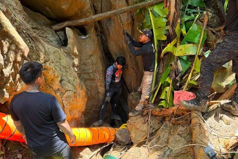 Der Zugang zu der Höhle ist extrem eng. Foto: Uncredited/Metta Tham Rescue Kalasin/AP/dpa