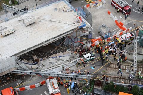 Bei Abrissarbeiten im Stadtzentrum von Seoul sind Teile einer Straßenüberführung eingestürzt. Foto: Choi Jae-gu/YONHAP/AP/dpa
