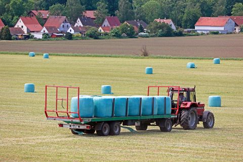 Beim Verladen von Heuballen auf einen Anhänger seines Traktors war der Mann überrollt worden. (Symbolbild) Foto: Matthias Bein/d